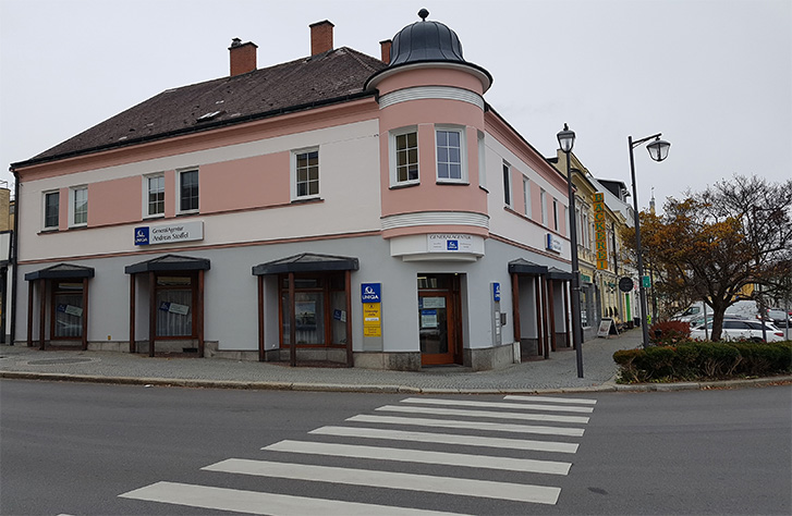 Das rosafarbene Gebäude der UNIQA GeneralAgentur Stoiffel.