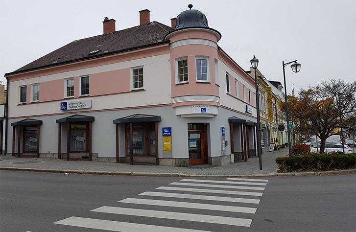 Das rosafarbene Gebäude der UNIQA GeneralAgentur Stoiffel.